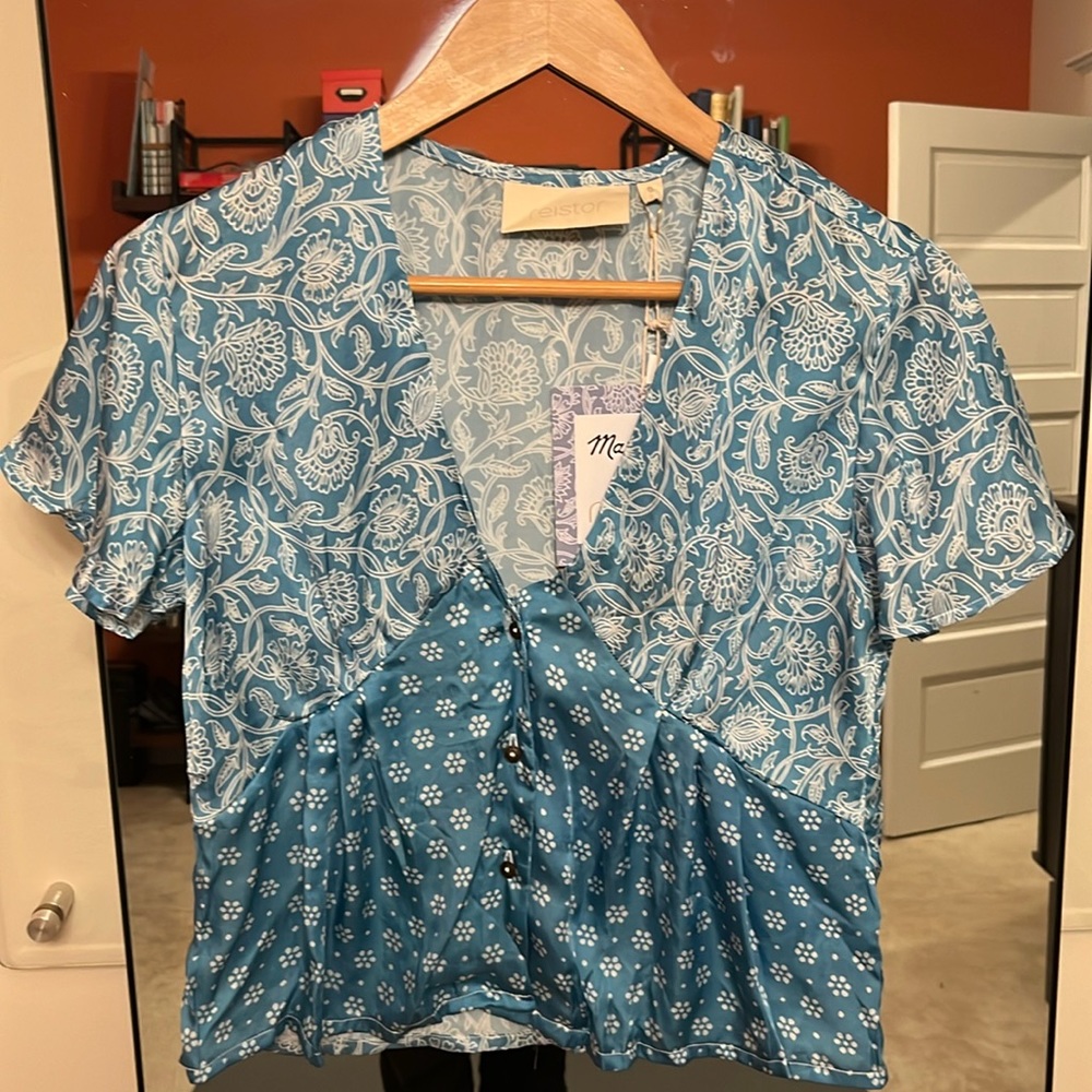 Reistor Flutter Sleeve V-neck Button Down Blouse